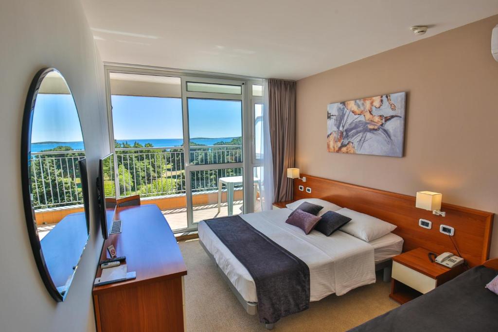 Postel nebo postele na pokoji v ubytování Arena Hotel Holiday