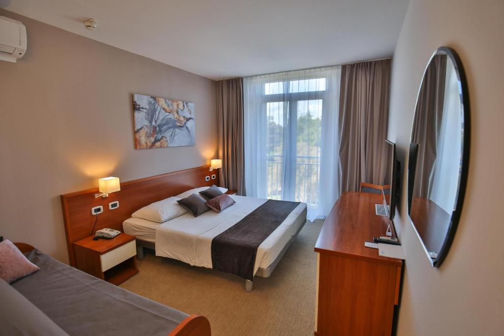Postel nebo postele na pokoji v ubytování Arena Hotel Holiday