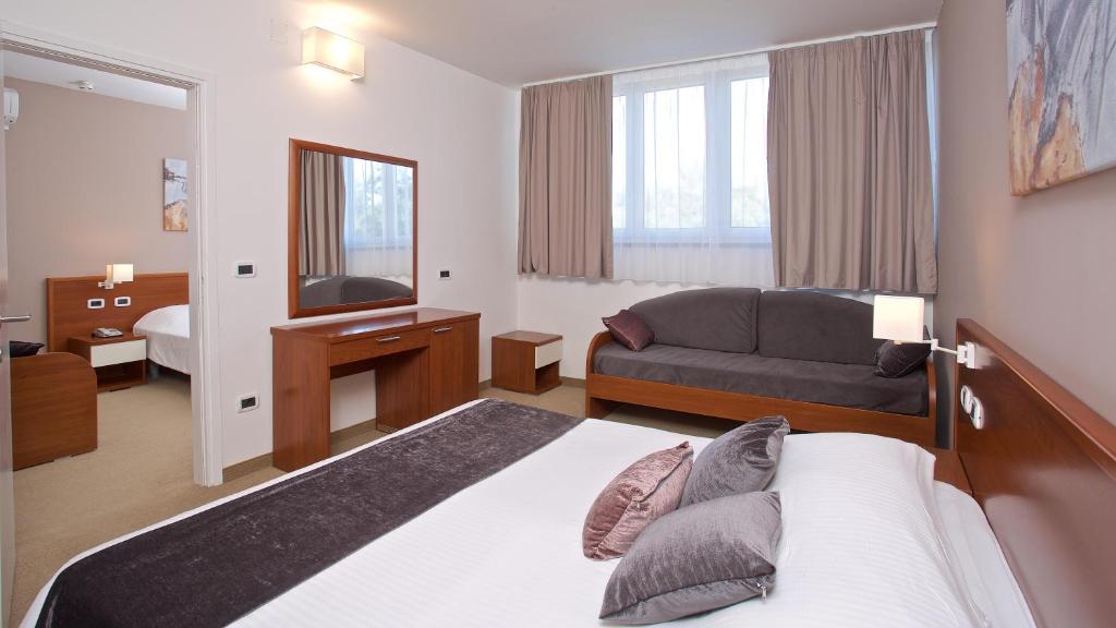 Postel nebo postele na pokoji v ubytování Arena Hotel Holiday
