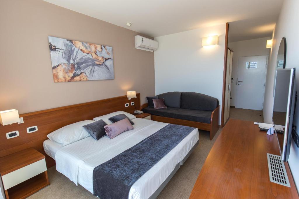 Postel nebo postele na pokoji v ubytování Arena Hotel Holiday