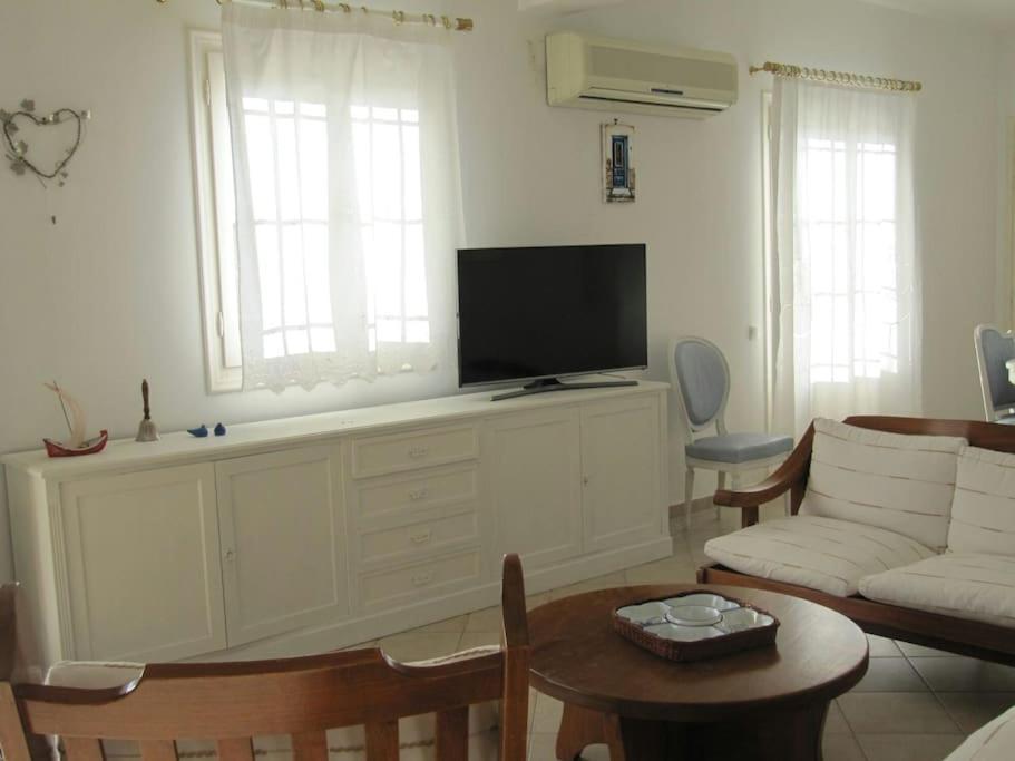 Televízia a/alebo spoločenská miestnosť v ubytovaní Beachfront-Santa Marina Vacation Home