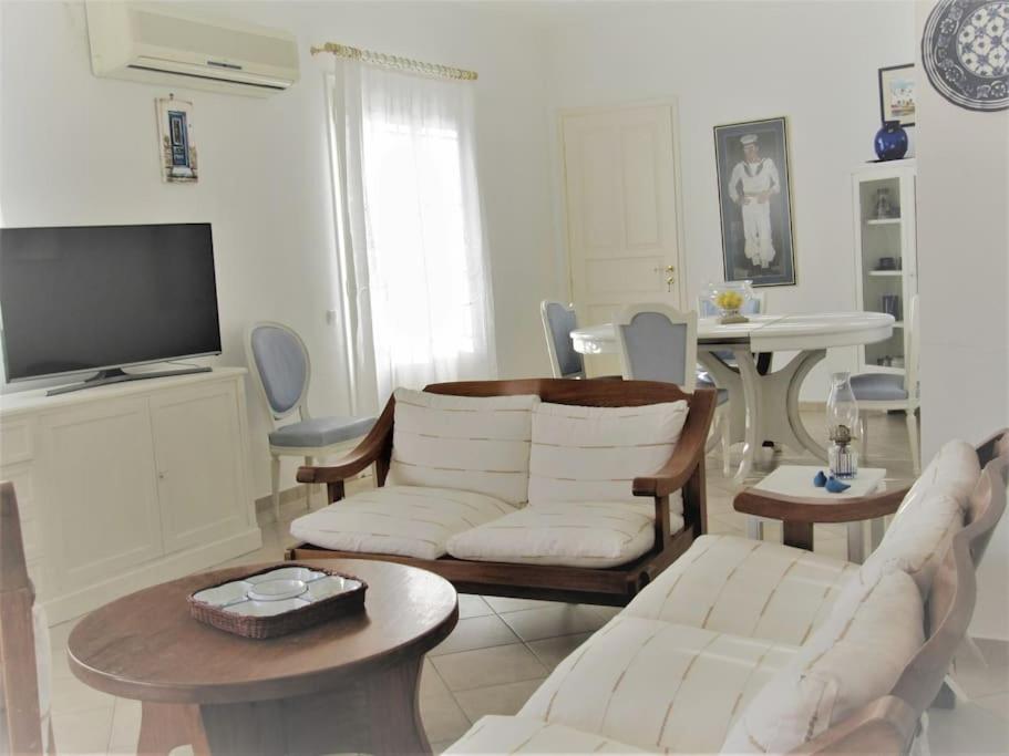 Televízia a/alebo spoločenská miestnosť v ubytovaní Beachfront-Santa Marina Vacation Home