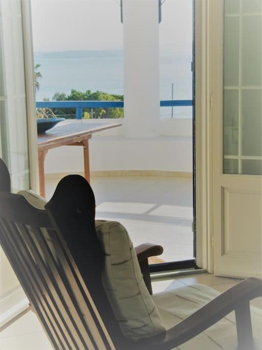 Posedenie v ubytovaní Beachfront-Santa Marina Vacation Home