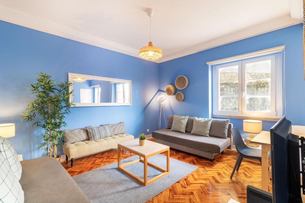 リスボンにあるTelhal by Central Hill Apartmentsの青いリビングルーム(ソファ、テーブル付)