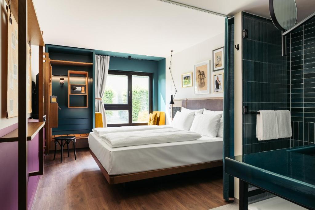 a hotel room with a bed and a shower at Hotel Schani Uno City in Vienna