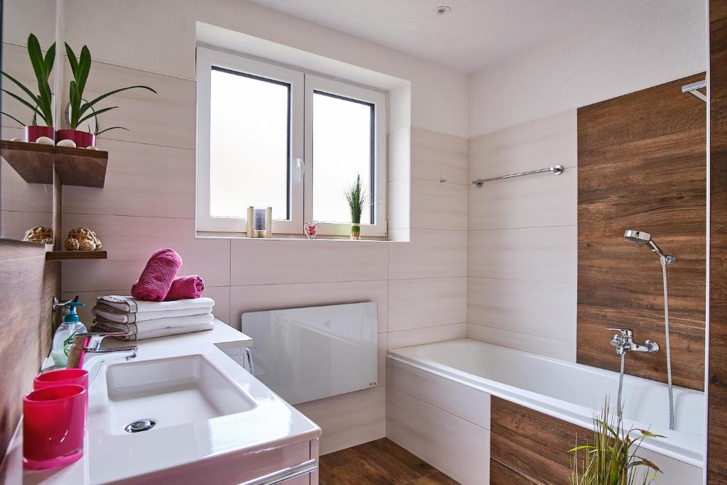 Ένα μπάνιο στο Appartements Das Charlie