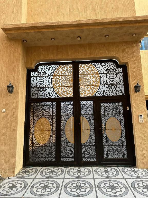 eine Tür mit einem schmiedeeisernen Tor auf einem Gebäude in der Unterkunft استراحة صيفيه بالهدا الطائف in Al Hada