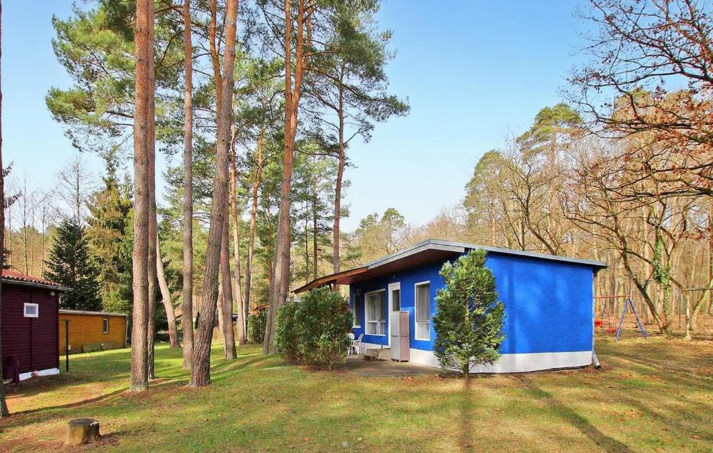 a small blue and white house in the woods at Fh Blau in Warenthin