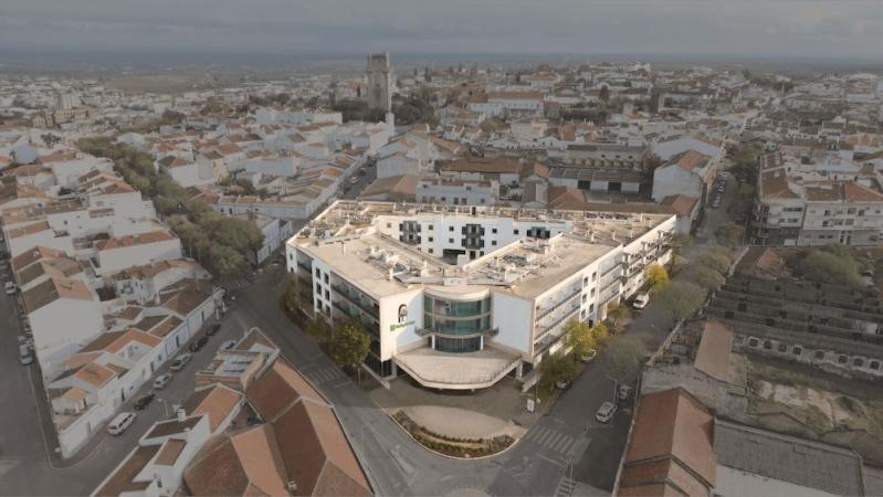 una vista aérea de un gran edificio blanco en Holiday Inn Beja, an IHG Hotel, en Beja