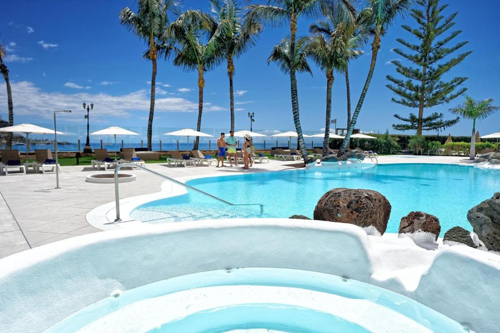 Bazén v ubytování H10 Costa Mogán - Adults Only nebo v jeho okolí