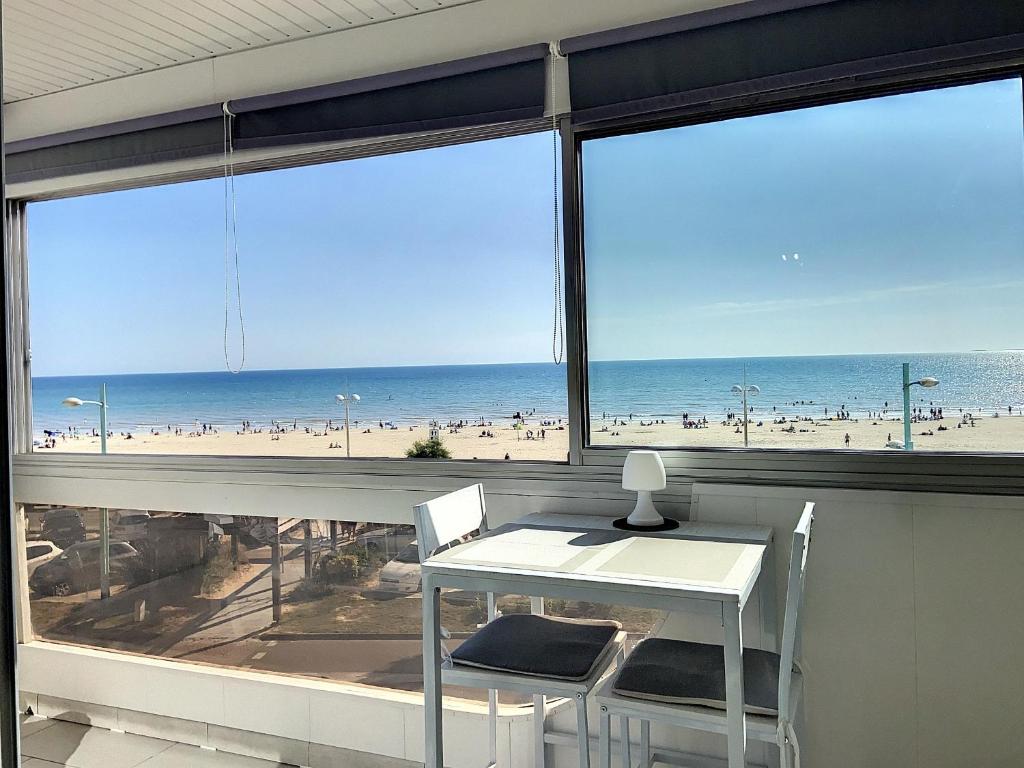 Photo de la galerie de l'établissement Appartement en bord de mer avec loggia, parking et Wi-Fi - FR-1-652-1, à Saint-Jean-de-Monts