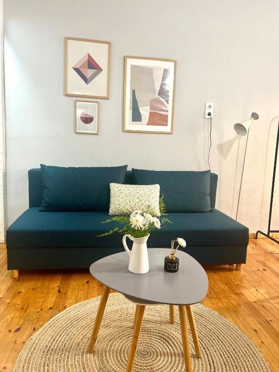 科孚镇Central Park的客厅里的一张蓝色沙发和一张桌子