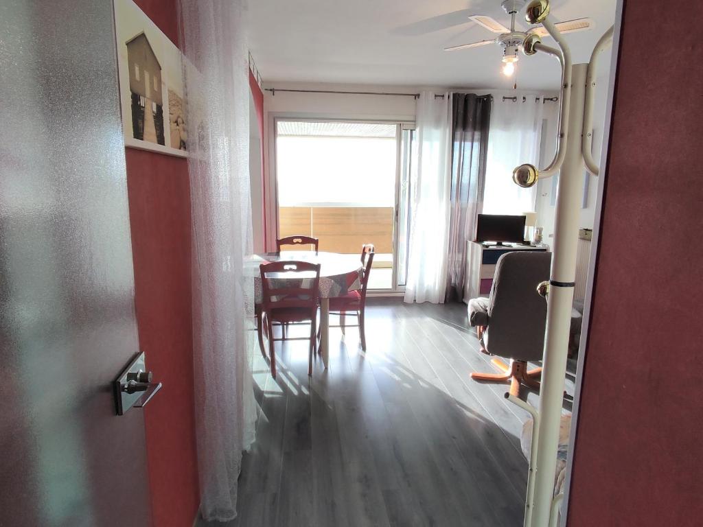 Fotografia z galérie ubytovania Appartement bord de mer avec balcon et parking - FR-1-652-28 v destinácii Saint-Jean-de-Monts