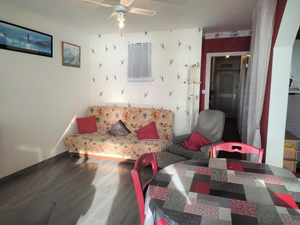 Posedenie v ubytovaní Appartement bord de mer avec balcon et parking - FR-1-652-28