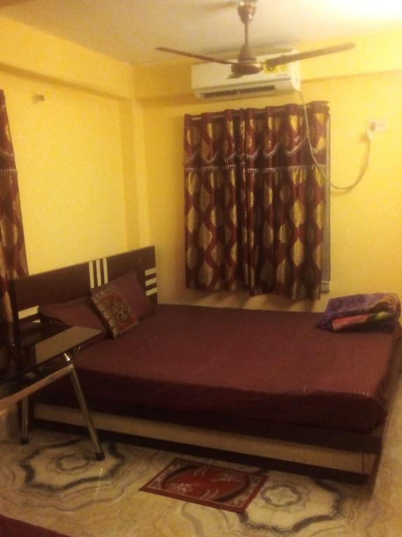 een bed in een kamer met een plafond bij Hotel Raj Airport in kolkata