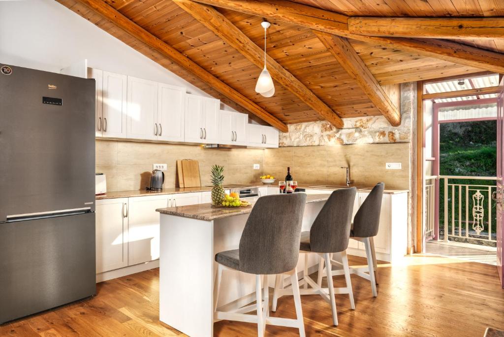 A kitchen or kitchenette at Mirabilia Loft - Amazing Views and Steps from Banana Beach