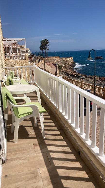 balcón con mesa y sillas en la playa en Casa ADA, el balcón del mar, en Villaricos