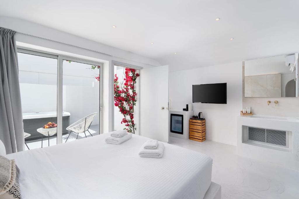 Ένα ή περισσότερα κρεβάτια σε δωμάτιο στο Cycladic Suites & Spa
