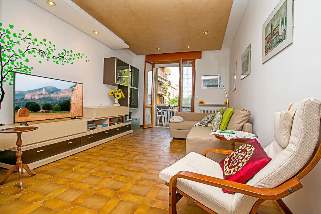 een woonkamer met een bank en een tv bij Appartamento Verona For You - Happy Rentals in Verona