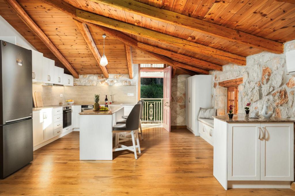 A kitchen or kitchenette at Mirabilia Loft - Amazing Views and Steps from Banana Beach