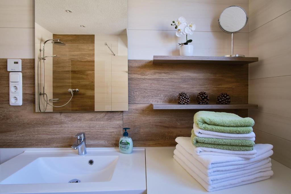 Ένα μπάνιο στο Appartements Das Charlie
