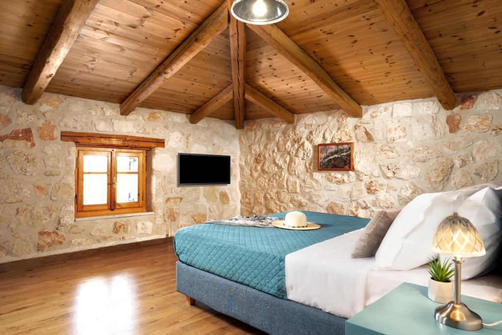 A bed or beds in a room at Mirabilia Loft - Amazing Views and Steps from Banana Beach