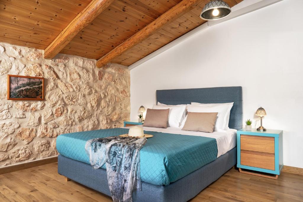 A bed or beds in a room at Mirabilia Loft - Amazing Views and Steps from Banana Beach