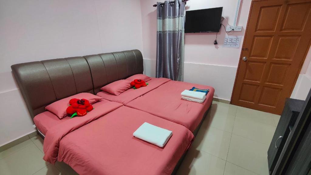 Postel nebo postele na pokoji v ubytování Santai Desa Chalet musleem 0nly