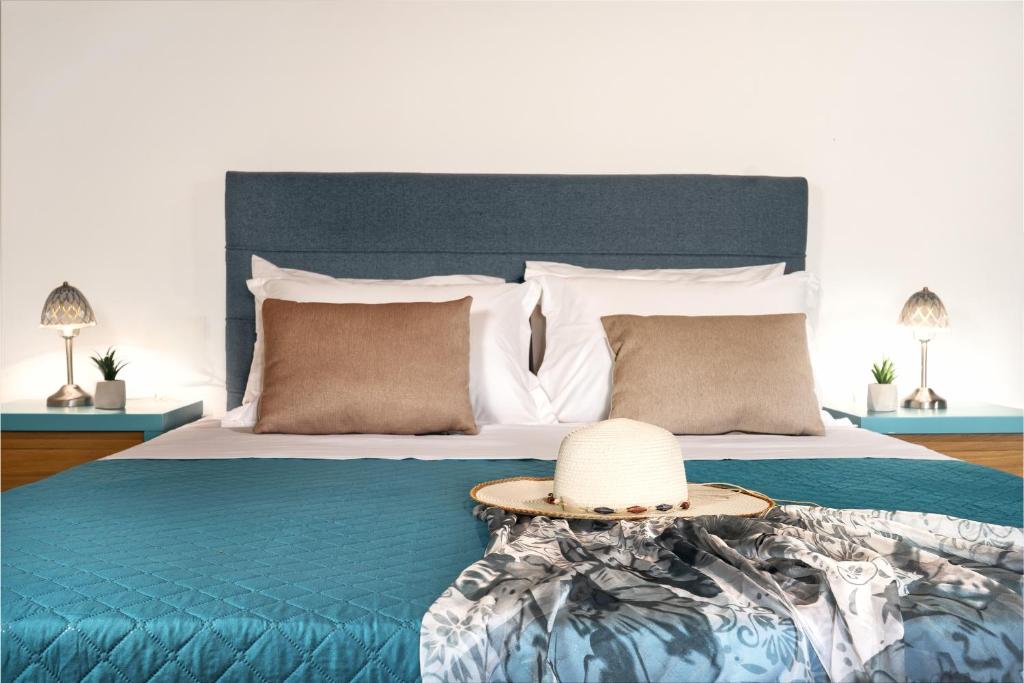A bed or beds in a room at Mirabilia Loft - Amazing Views and Steps from Banana Beach