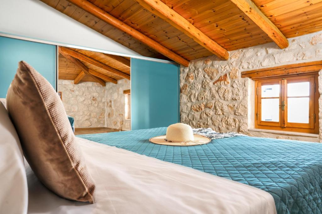 A bed or beds in a room at Mirabilia Loft - Amazing Views and Steps from Banana Beach
