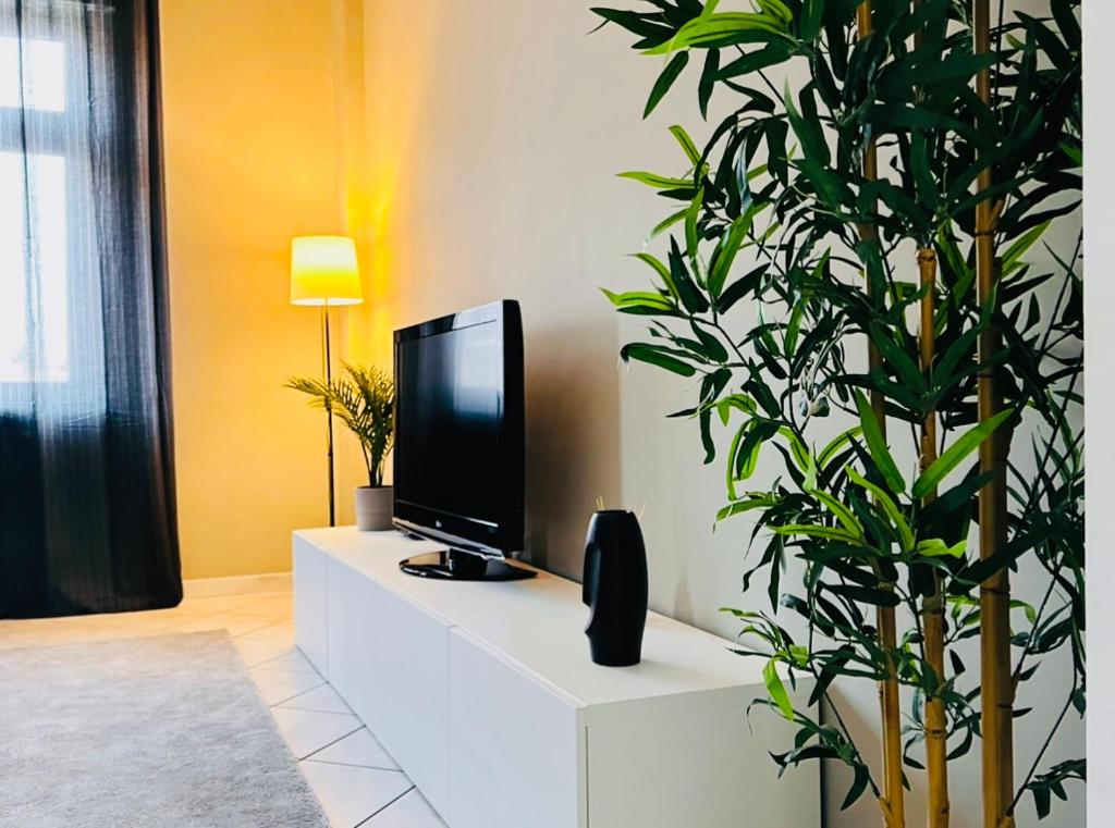 sala de estar con TV y planta en GabLar House, en Alba