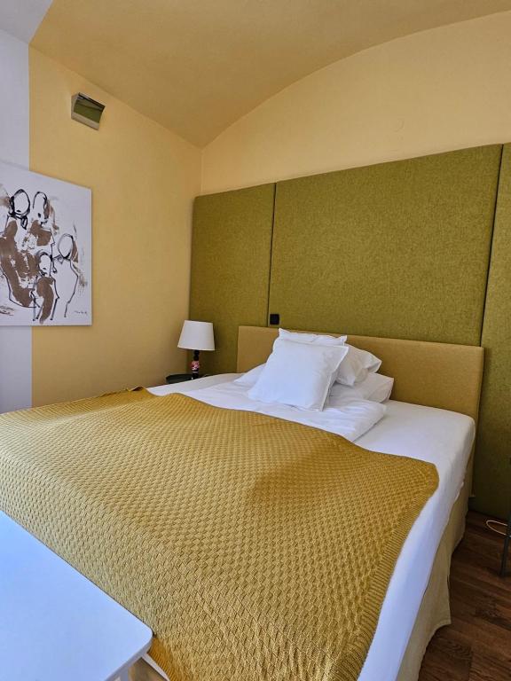 ein Schlafzimmer mit einem großen Bett und einer grünen Wand in der Unterkunft Yellow Flat by GrazRentals with best location & free parking in Graz