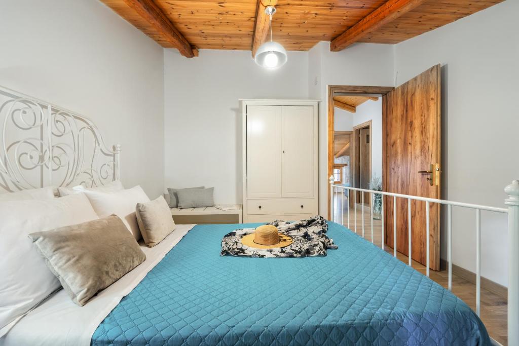 A bed or beds in a room at Mirabilia Loft - Amazing Views and Steps from Banana Beach