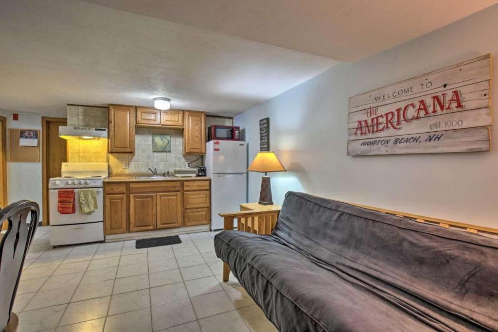 ein Wohnzimmer mit einem Sofa und einer Küche in der Unterkunft The Historic Americana - Ground Floor Unit in Hampton
