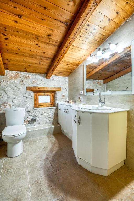 A bathroom at Mirabilia Loft - Amazing Views and Steps from Banana Beach