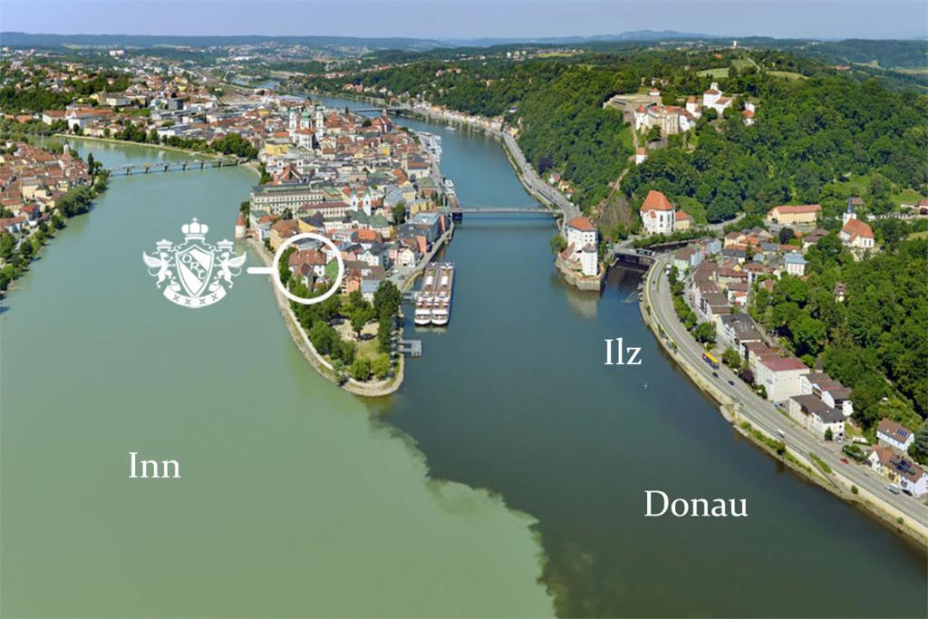 eine Luftansicht auf einen Fluss mit einer Stadt in der Unterkunft Schloß Ort in Passau