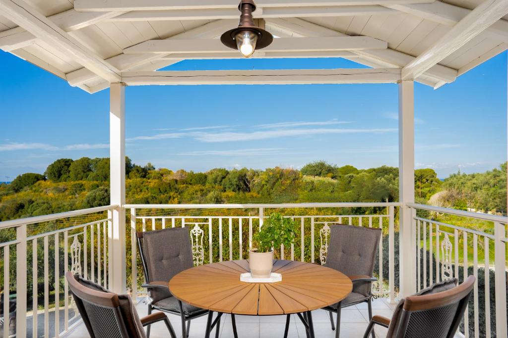 A balcony or terrace at Mirabilia Loft - Amazing Views and Steps from Banana Beach
