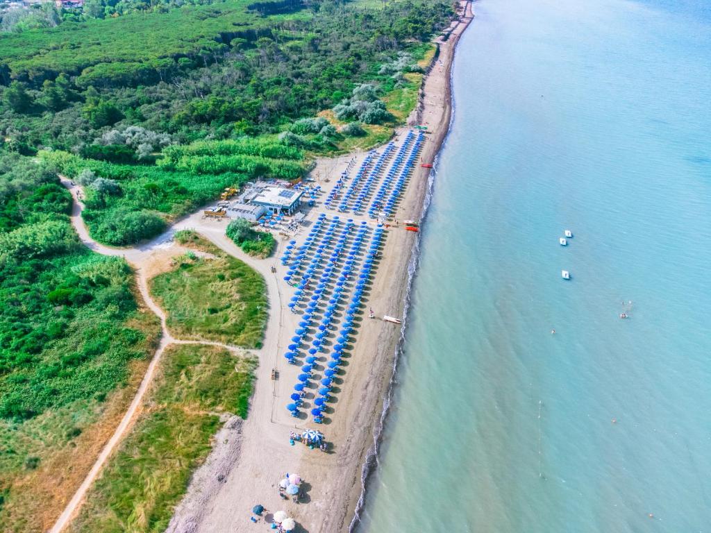 una vista aerea di una spiaggia con un gruppo di portuali di Toscana Bella Camping Village a Vada