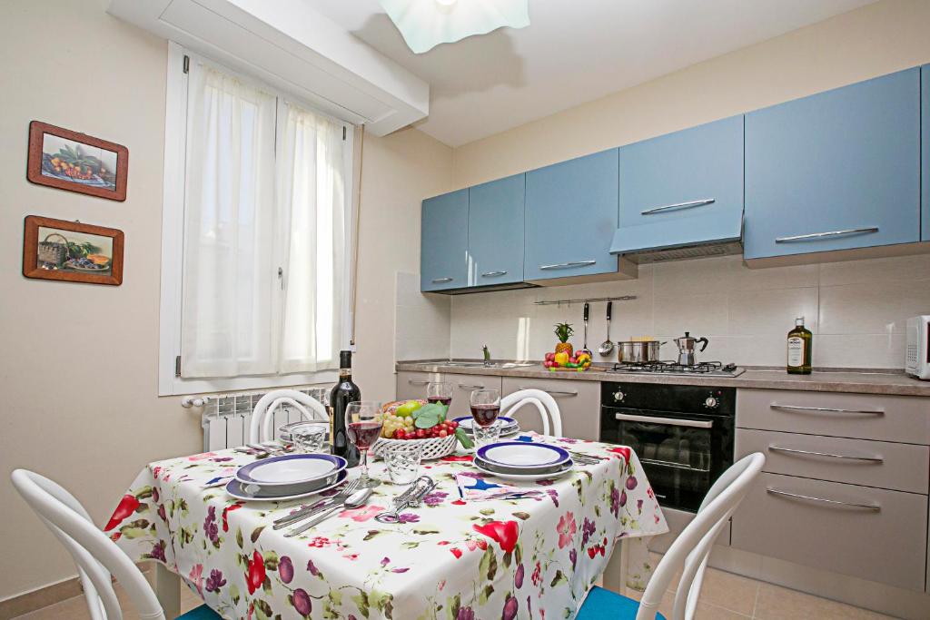 Kuchnia lub aneks kuchenny w obiekcie Villa Mimosa Appartamento 5 - Happy Rentals