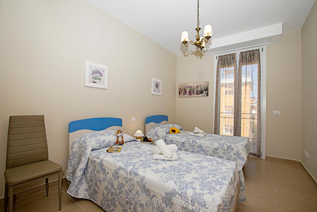 sypialnia z dwoma łóżkami z wypchanymi zwierzętami w obiekcie Villa Mimosa Appartamento 5 - Happy Rentals w mieście Desenzano del Garda