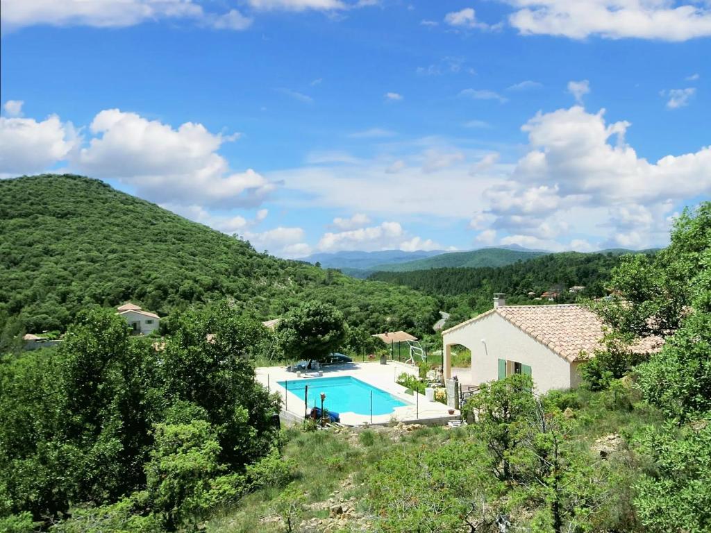 Ett flygfoto av Villa de 6 chambres avec piscine privee jardin amenage et wifi a Saint Jean du Pin