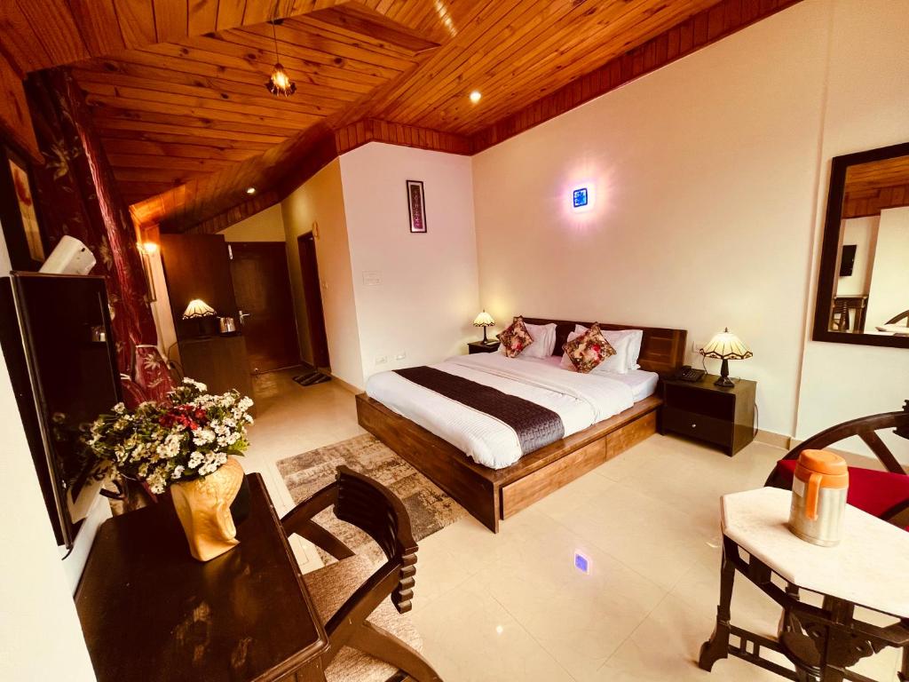 Postel nebo postele na pokoji v ubytování Nature Valley View Resort Manali 2 Bedrooms luxury Cottages and Valley view