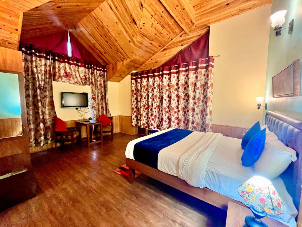Postel nebo postele na pokoji v ubytování Nature Valley View Resort Manali 2 Bedrooms luxury Cottages and Valley view
