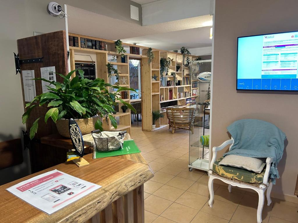 TV a/nebo společenská místnost v ubytování Logis Hotel De La Clape