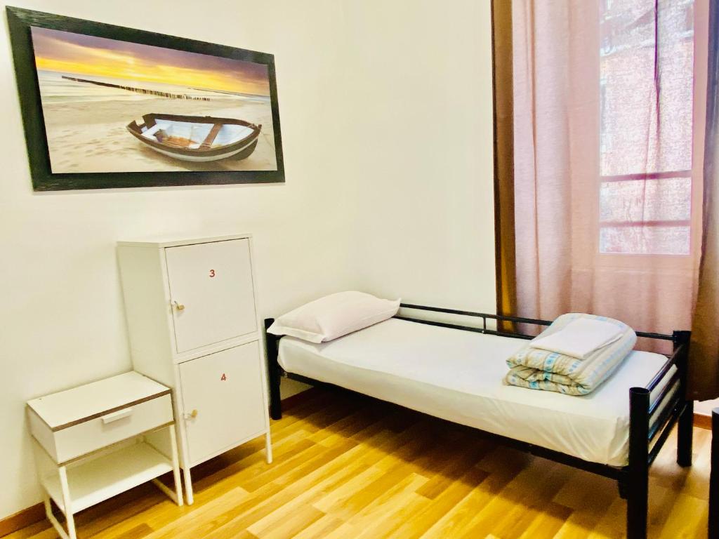 ローマにあるCOMFORT INN ROMA TERMINIの小さなベッドルーム(ベッド1台、椅子付)