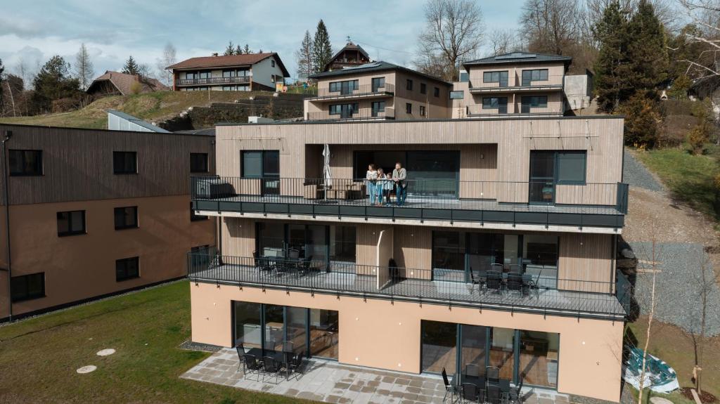 Premium Apartments Monterra في Petschnitzen: شخصين واقفين على شرفة منزل