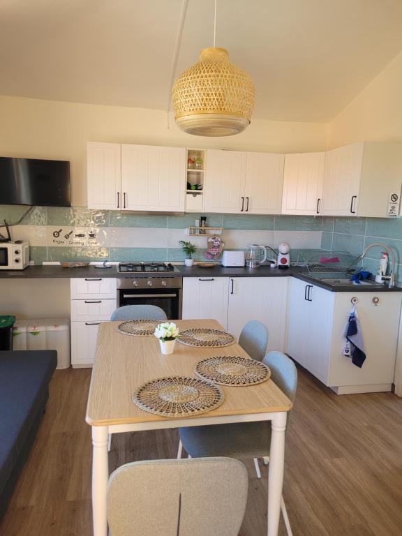 Kuchyň nebo kuchyňský kout v ubytování Surf House Mirice