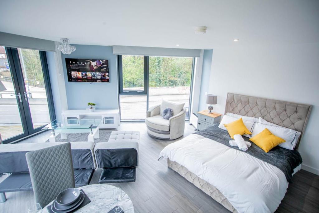 1 dormitorio con 1 cama extragrande y sala de estar en New studio balcony apartment in Sheffield en Sheffield