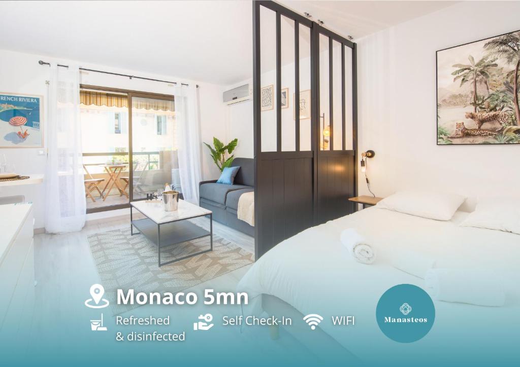 een slaapkamer met een bed en een woonkamer bij 5 mn à pied Monaco - Cosy appartement in Beausoleil
