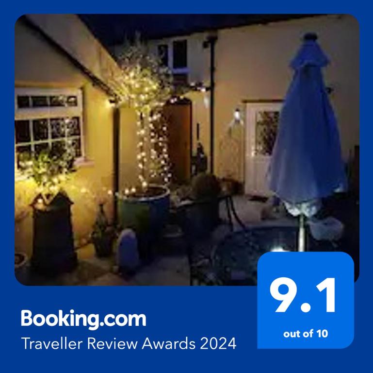 Vistas a una sala de estar con luces de Navidad en The Hanging Gate Coach House en Madeley